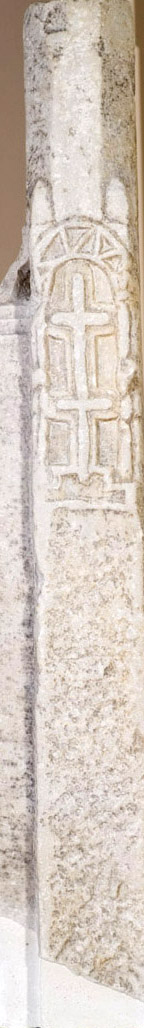 Πεσσίσκος μαρμάρινου τέμπλου με ανάγλυφη διακόσμηση